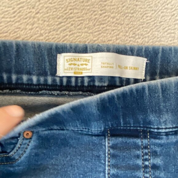 Signature By Levi's Woman's Jeans 8L Totally Shaping Pull-On Skinny 29x32 Medium - Picture 7 of 12